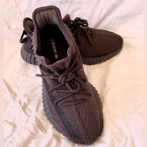 adidas Yeezy Boost 350 V2 - black cinder
Men’s 7 / Women’s 8.5 sneakers